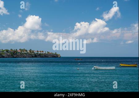 Kleine Boote, im Meer vor Anker, direkt vor der Küste von Playa Grandi Beach, Curacao, Karibik Stockfoto