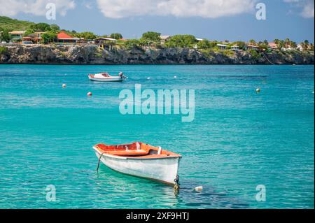 Kleine Boote, im Meer vor Anker, direkt vor der Küste von Playa Grandi Beach, Curacao, Karibik Stockfoto