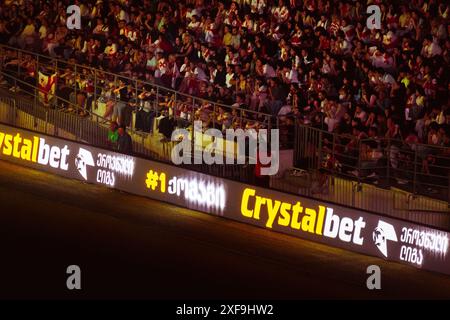 Tiflis, Georgien - 20. juni 2024: Spiel Georgien - Spanien bei der EM 2024. Georgische Unterstützer in Tribünen. Crystalbet-Wetten-Organ Stockfoto
