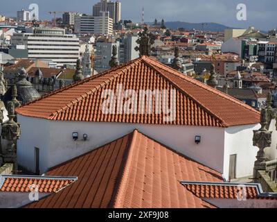 Blick auf ein weißes Gebäude mit roten Ziegeldächern und Teile der Stadt im Hintergrund, porto, portugal Stockfoto