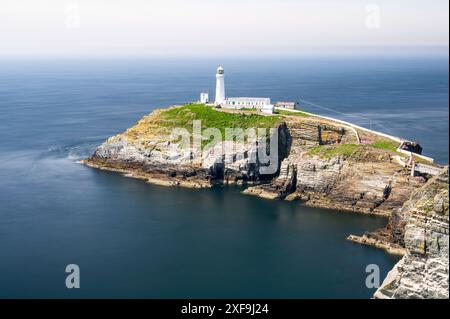 Leuchtturm South Stack, auf Anglesey, Nordwales. Der Leuchtturm befindet sich auf einer kleinen Insel direkt vor dem Festland Stockfoto