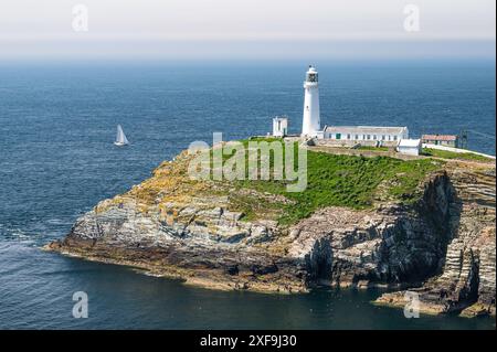 Leuchtturm South Stack, auf Anglesey, Nordwales. Der Leuchtturm befindet sich auf einer kleinen Insel direkt vor dem Festland Stockfoto