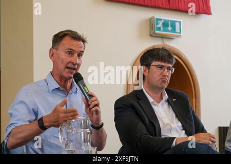 Jeremy Hunt bei Wahlhustings gegen den Liberal Democrat Paul folgt Godalming und Ash Stockfoto