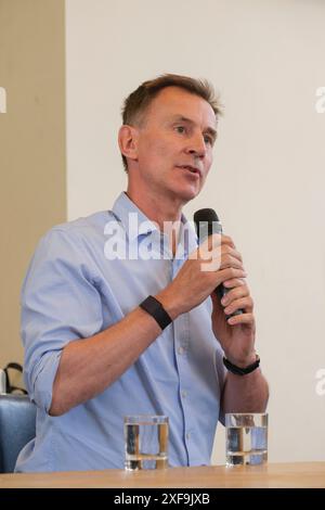 Jeremy Hunt bei Wahlhustings gegen den Liberal Democrat Paul folgt Godalming und Ash Stockfoto