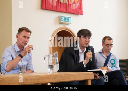 Jeremy Hunt bei Wahlhustings gegen den Liberal Democrat Paul folgt Godalming und Ash Stockfoto