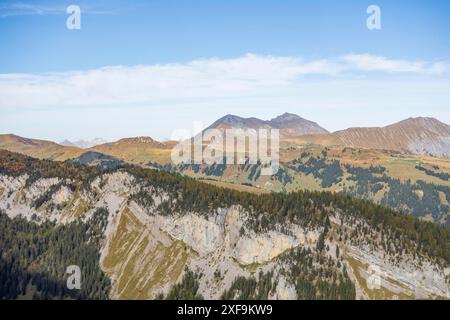 Malerisches Bergpanorama mit grünen Hügeln und dichten Wäldern unter klarem Himmel, saas Fee, graubuenden, schweiz Stockfoto