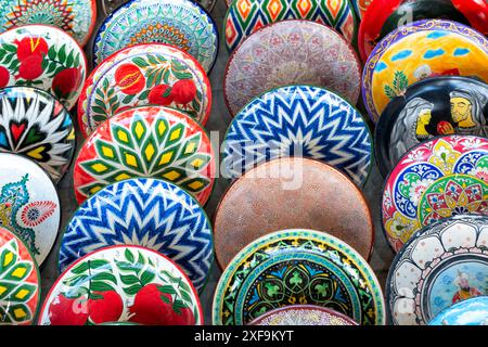 Mehrfarbige Keramikprodukte mit orientalischen Ornamenten auf dem Siab-Basar in der antiken Stadt Samarkand in Usbekistan, Siyob bozor Stockfoto