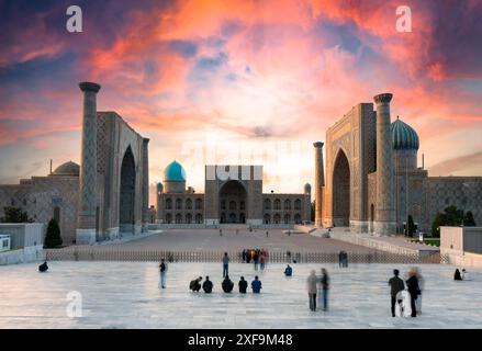 Registan, ein alter öffentlicher Platz im Herzen der antiken Stadt Samarkand, Usbekistan. Im Namen Allahs des Allmächtigen, der erschafft Stockfoto