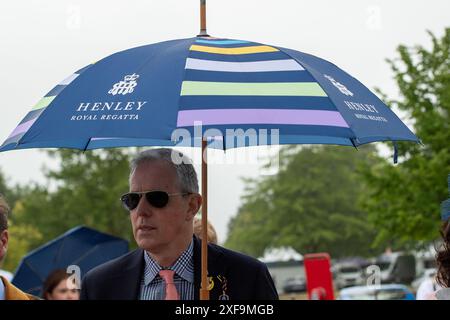 Henley-on-Thames, Großbritannien. Juli 2024. Die Regenschirme waren auf, als der Regen bei der 185. Henley Royal Regatta am ersten Tag der sechstägigen Veranstaltung fiel. Ruderer aus aller Welt treten an der weltberühmten Veranstaltung an der Themse in Henley-on-Thames in Oxfordshire an. Quelle: Maureen McLean/Alamy Live News Stockfoto