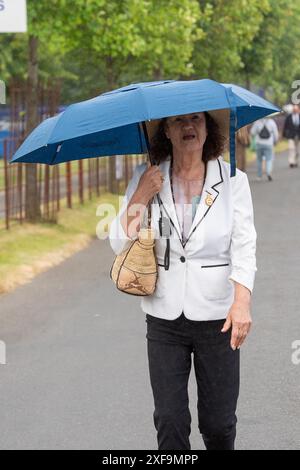 Henley-on-Thames, Großbritannien. Juli 2024. Die Regenschirme waren auf, als der Regen bei der 185. Henley Royal Regatta am ersten Tag der sechstägigen Veranstaltung fiel. Ruderer aus aller Welt treten an der weltberühmten Veranstaltung an der Themse in Henley-on-Thames in Oxfordshire an. Quelle: Maureen McLean/Alamy Live News Stockfoto