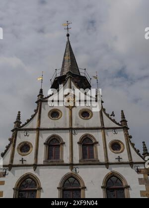 Detailansicht eines historischen Gebäudes mit hohen Fenstern und Spitzturm, Steinfurt, Nordrhein-Westfalen, Deutschland Stockfoto