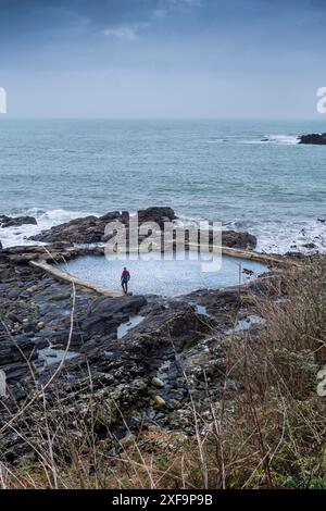 Das große flache historische Gezeitenbecken am felsigen Ufer in Mousehole in Cornwall in Großbritannien. Stockfoto