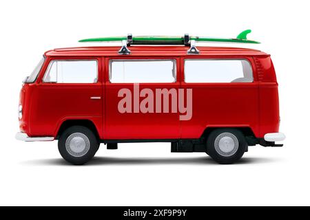 Izmir, Türkei - 4. Juni 2024: Linke Seitenansicht eines roten Volkswagen Camper 1971 Modellspielzeugautos mit Surfbrett oben, fotografiert auf weißem Hintergrund Stockfoto