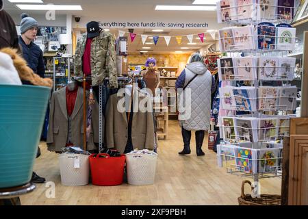 Das Innere eines Wohltätigkeitsgeschäfts in Newquay in Cornwall, Großbritannien. Stockfoto