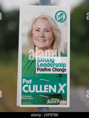 Wahlplakat von Pat Cullen an einem Lampenträger an der Sligo Road in Enniskillen, County Fermanagh. Frau Cullen ist Sinn Feins Parlamentskandidatin in den Wahlkreisen Fermanagh und South Tyrone für die Parlamentswahlen in Westminster. Bilddatum: Donnerstag, 25. Juni 2024. Stockfoto