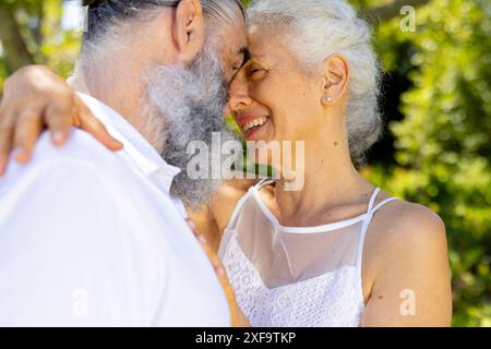 Senior Braut und Bräutigam umarmen und lächeln draußen, bei der Hochzeit Stockfoto