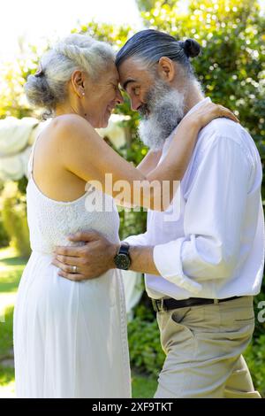 Senior Braut und Bräutigam umarmen und lächeln draußen, bei der Hochzeit Stockfoto