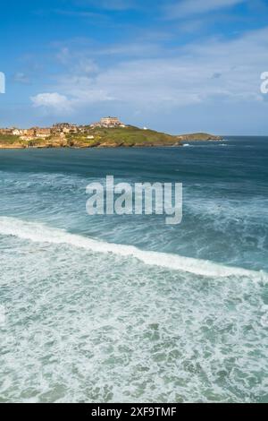 Der berühmte Blick über die Newquay Bay nach Towan Head an der Küste von Newquay in Cornwall in Großbritannien. Stockfoto