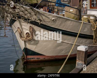 Detaillierte Ansicht des Schiffsbogens, der im Hafen mit klarem Wasser vertäut ist, Hoorn, Niederlande Stockfoto