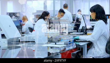 Bild der Datenverarbeitung über asiatische Wissenschaftlerin am Computer Stockfoto