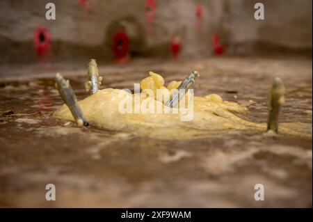 Abdichtung von Oberflächen und Rissen in Böden, Wänden, Kellerböden durch Einspritzen von Polyurethan, Epoxidharzen und Schaum mit Bohrern mit konischen Köpfen Stockfoto