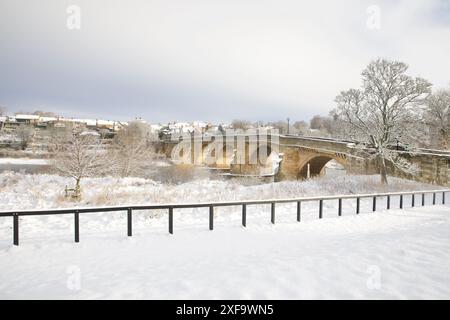 Ein Winterblick auf die Brücke über den Fluss Tyne in Corbridge, Northumberland. Die älteste noch erhaltene Brücke über den Tyne. Stockfoto