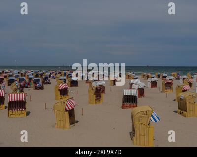 Leerer Strand mit leeren Liegen und Blick auf das weite Meer unter bewölktem Himmel, Lübeck, Ostsee, Deutschland Stockfoto