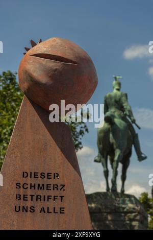 Armenisches Denkmal dieser Schmerz betrifft uns alle, dahinter die Reiterstatue Kaiser Wilhelm II. Auf der Hohenzollernbrücke, Köln, Nord Stockfoto