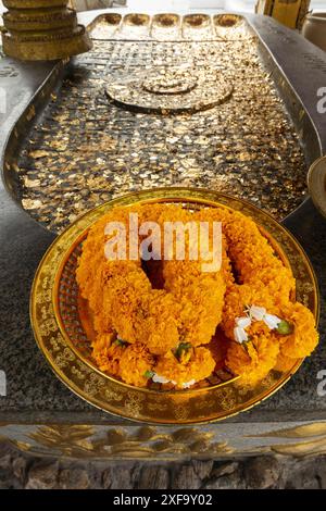 Blumengirlanden als Opfergabe bei Buddhas Fußabdruck, Wat Chana Songkhram, Bangkok, Thailand Stockfoto