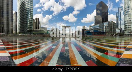 Der monumetale AGAM-Brunnen, das Agam-Becken, der Agam-Pool, La Defence, Europas größte Bürostadt, Paris, Ile-de-France, Frankreich Stockfoto