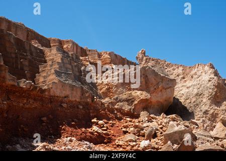 Alte verlassene Steinbrüche, in denen Kalkstein abgebaut wurde Stockfoto