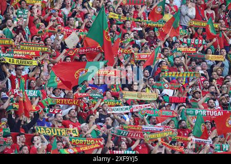 Frankfurt, Deutschland. Juli 2024. firo : 01.07.2024, Fußball: UEFA EURO 2024, EM, Europameisterschaft 2024, Achtelfinale 1/8, M41, Match 41, POR, Portugal - SLO, Slowenien Fans von Portugal Credit: dpa/Alamy Live News Stockfoto