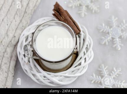 Warme Milch und Zimt Stockfoto