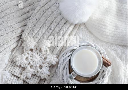 Weiße Winterwolle mit warmer Milch und Zimt Stockfoto