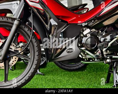 Detailansicht der Räder und Bremsen eines Motorrads Stockfoto