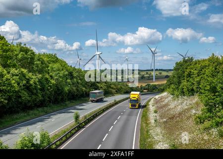 Zwei Lastkraftwagen fahren bei Sonnenuntergang auf der britischen Autobahn in England mit Geschwindigkeit. Stockfoto