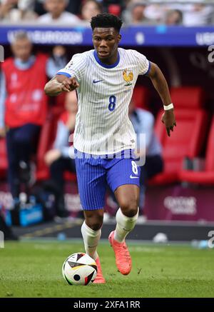 DÜSSELDORF, DEUTSCHLAND - 01. JULI: Aurelien Tchouameni aus Frankreich läuft mit einem Ball während des Achtelfinale der UEFA EURO 2024 zwischen Frankreich und Belgien am 01. Juli 2024 in Düsseldorf Arena.© diebilderwelt / Alamy Stock Stockfoto