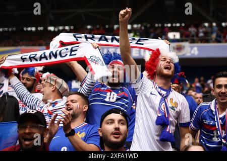 DÜSSELDORF, DEUTSCHLAND - 01. JULI: Frankreich-Fans beim Achtelfinale der UEFA EURO 2024 zwischen Frankreich und Belgien in der Düsseldorf Arena am 01. Juli 2024 in Düsseldorf.© diebilderwelt / Alamy Stock Stockfoto