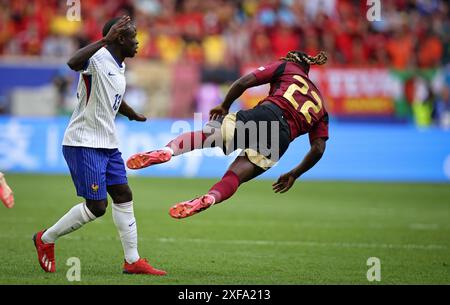 DÜSSELDORF, DEUTSCHLAND - 01. JULI: N Golo Kante von Frankreich streitet mit Jeremy Doku von Belgien beim Achtelfinale der UEFA EURO 2024 in der Düsseldorf Arena am 01. Juli 2024 in Düsseldorf.© diebilderwelt / Alamy Stock Stockfoto