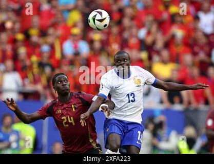 DÜSSELDORF, DEUTSCHLAND - 01. JULI: N Golo Kante von Frankreich streitet mit Amadou Onana von Belgien beim Achtelfinale der UEFA EURO 2024 in der Düsseldorf Arena am 01. Juli 2024 in Düsseldorf.© diebilderwelt / Alamy Stock Stockfoto