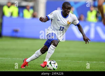 DÜSSELDORF, DEUTSCHLAND - 01. JULI: N Golo Kante aus Frankreich läuft mit einem Ball während des Achtelfinale der UEFA EURO 2024 zwischen Frankreich und Belgien am 01. Juli 2024 in Düsseldorf Arena.© diebilderwelt / Alamy Stock Stockfoto