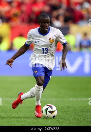 DÜSSELDORF, DEUTSCHLAND - 01. JULI: N Golo Kante aus Frankreich läuft mit einem Ball während des Achtelfinale der UEFA EURO 2024 zwischen Frankreich und Belgien am 01. Juli 2024 in Düsseldorf Arena.© diebilderwelt / Alamy Stock Stockfoto