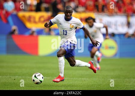 DÜSSELDORF, DEUTSCHLAND - 01. JULI: N Golo Kante aus Frankreich läuft mit einem Ball während des Achtelfinale der UEFA EURO 2024 zwischen Frankreich und Belgien am 01. Juli 2024 in Düsseldorf Arena.© diebilderwelt / Alamy Stock Stockfoto