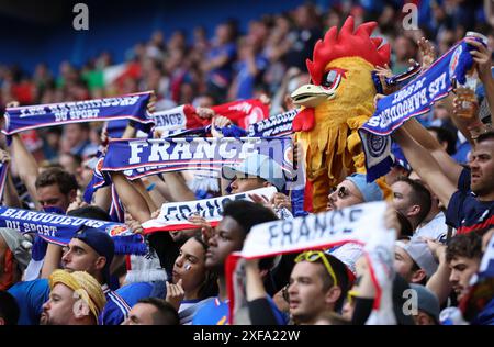 DÜSSELDORF, DEUTSCHLAND - 01. JULI: Frankreich-Fans vor dem Achtelfinale der UEFA EURO 2024 zwischen Frankreich und Belgien in der Düsseldorf Arena am 01. Juli 2024 in Düsseldorf.© diebilderwelt / Alamy Stock Stockfoto