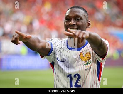 DÜSSELDORF, DEUTSCHLAND - 01. JULI: Randal Kolo Muani aus Frankreich feiert das Tor beim Achtelfinale der UEFA EURO 2024 in der Düsseldorf Arena am 01. Juli 2024 in Düsseldorf.© diebilderwelt / Alamy Stock Stockfoto