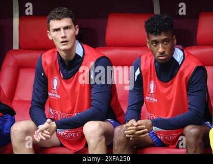 DÜSSELDORF, DEUTSCHLAND - 01. JULI: Kingsley Coman aus Frankreich und Benjamin Pavard aus Frankreich ersetzten die Bank beim Achtelfinale der UEFA EURO 2024 in der Düsseldorf Arena am 01. Juli 2024 in Düsseldorf.© diebilderwelt / Alamy Stock Stockfoto