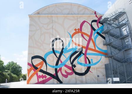 Mailand, Italien. Juli 2024. Hangar Bicocca. Presentazione del murales dell'artista El Seed. - Cultura - Mailand, Italia - Marted&#xec; 2 luglio 2024(Foto Alessandro Cimma/Lapresse) Hangar Bicocca. Präsentation des Wandbildes durch den Künstler El Seed. - Kultur - Mailand, Italien - Dienstag, 2. Juli 2024 (Foto Alessandro Cimma/Lapresse) Credit: LaPresse/Alamy Live News Stockfoto