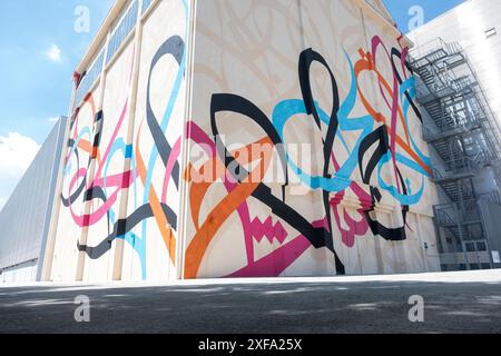 Mailand, Italien. Juli 2024. Hangar Bicocca. Presentazione del murales dell'artista El Seed. - Cultura - Mailand, Italia - Marted&#xec; 2 luglio 2024(Foto Alessandro Cimma/Lapresse) Hangar Bicocca. Präsentation des Wandbildes durch den Künstler El Seed. - Kultur - Mailand, Italien - Dienstag, 2. Juli 2024 (Foto Alessandro Cimma/Lapresse) Credit: LaPresse/Alamy Live News Stockfoto