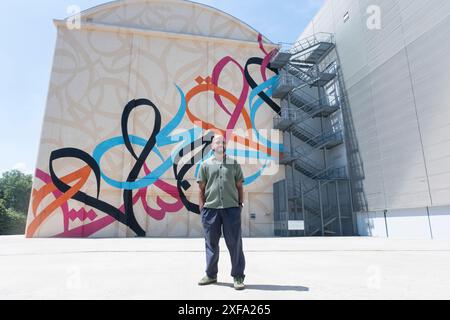 Mailand, Italien. Juli 2024. Hangar Bicocca. Presentazione del murales dell'artista El Seed. - Cultura - Mailand, Italia - Marted&#xec; 2 luglio 2024(Foto Alessandro Cimma/Lapresse) Hangar Bicocca. Präsentation des Wandbildes durch den Künstler El Seed. - Kultur - Mailand, Italien - Dienstag, 2. Juli 2024 (Foto Alessandro Cimma/Lapresse) El Seed Credit: LaPresse/Alamy Live News Stockfoto