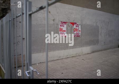 Paris, Frankreich, 1. Juli 2024. Torn Nouveau Front Populaire-Kampagnenplakate im stadtwohnsitz des Arbeiterviertels von Paris, Frankreich, nachdem die linke Volksfront am 30. Juni die Wahlen verloren hat. Stockfoto